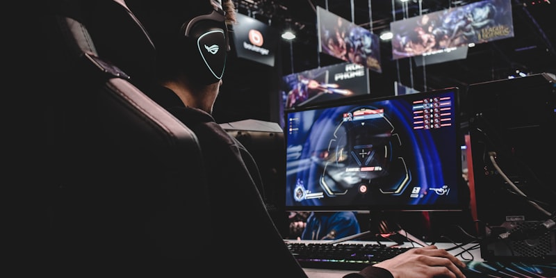 DOTA2国际邀请赛TI现场观众欢呼与绚烂舞台灯光